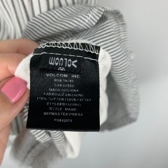 VOLCOM Gray And White Adjustable Strap Ruffle Tiered Smocked Back Sundre… - Picture 6 of 6